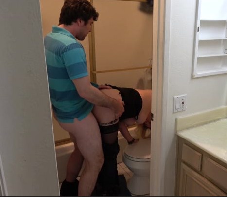 Ngentot Mama Gendut Saat Dikamar Mandi