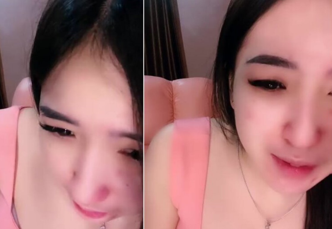 Host Cantik Pink Berkacamata